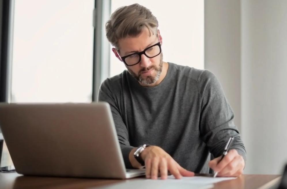 Gruppe von Teilnehmern beim gemeinsamen Lernen